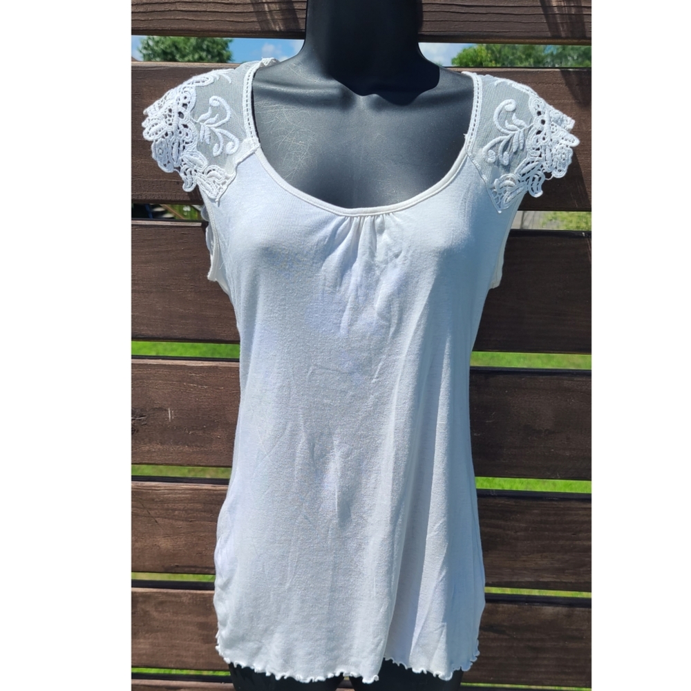 A.N.A. White Lace Cap Sleeve Top size M 🤍